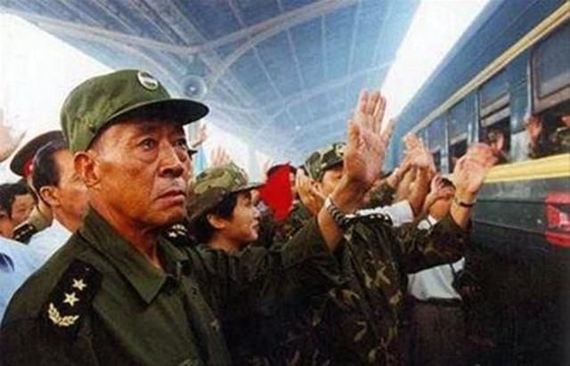 98年抗洪的感人故事:累死的20岁英雄,流泪的铁