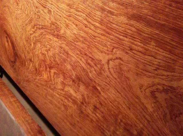 1,科檀:豆科黄檀属红酸枝木的一种,所谓科特迪瓦紫檀,学名未定