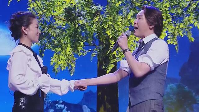 陶喆深情演唱《爱很简单》 苗圃感动落泪