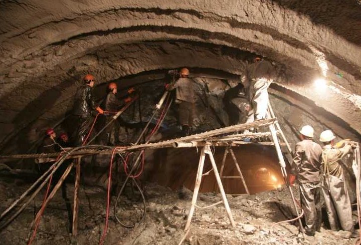 我国这条深埋隧道全球第一,在地下1650米,每年电费高达934.4万