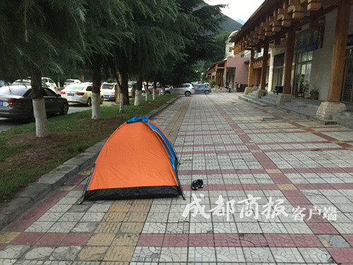 九寨沟县城，游客在路边支起帐篷。