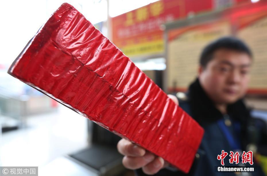 警方展示乘客携带的鞭炮等违禁物品。