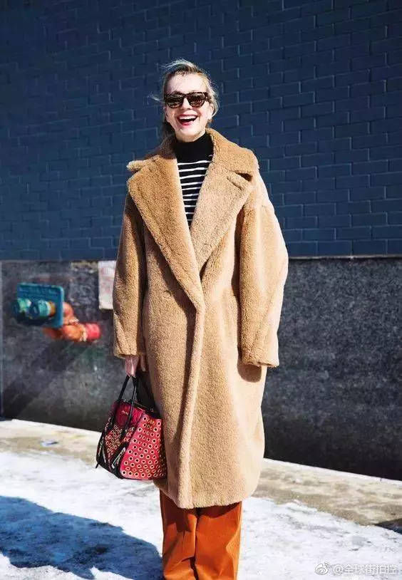 驼色大衣搭配奶茶色的毛衣,温柔小甜心就是你