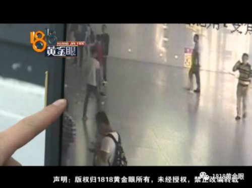 小伙失恋后当众大把撒人民币 称 小伙失恋后当众大把撒人民币 称