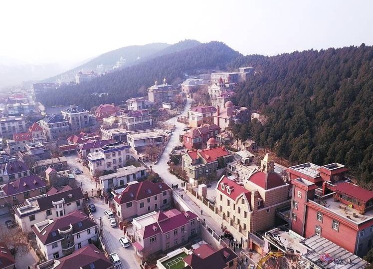 据了解，该处违建建设于上世纪90年代，已存在20多年。“这是2019年确定的违建，因为是3层，东面紧邻一条架高的天然气管道，拆除过程中需要格外注意，因此结合人工拆除和机械拆除，大概需要3天作业拆除结束，2天清运完。”工作人员表示。据了解，2018年金鸡岭片区违建已拆除11栋，该处是拆除的第12栋，也是2019年拆除的第1栋。