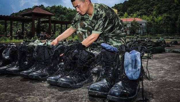 为何军人一定要穿军靴,而不是运动鞋?作用大到你无法想象