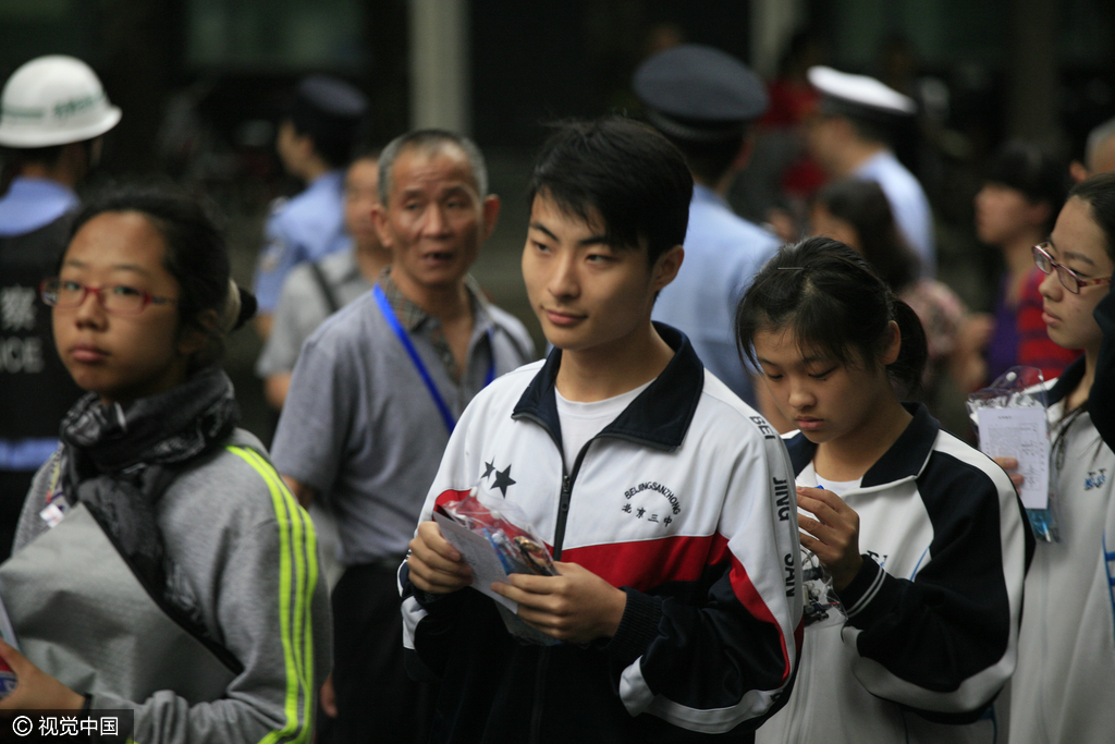 北京四中考生陆续进入考场 家长校门外守候