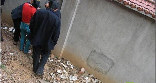 摸一次一块 20余老汉轮流上阵