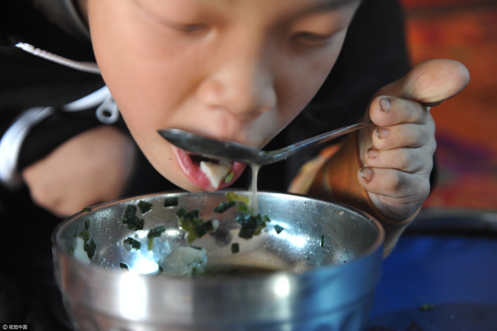 11岁脑瘫男孩靠脚生活 学美术是最大的愿望