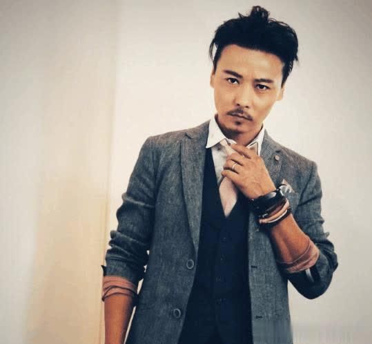 张晋晒帅照同时来了一句重庆话, 蔡少芬担心回