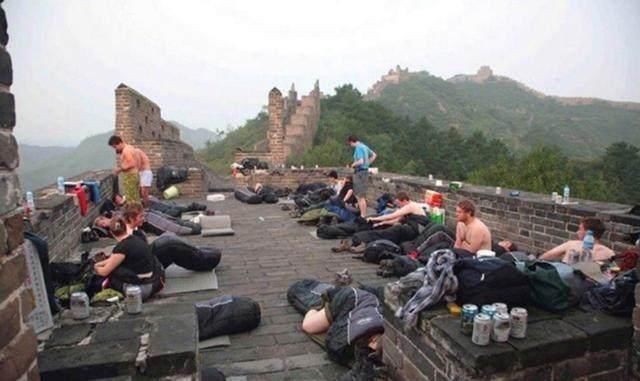 中国游客素质低?外国人也不高,旅游途中的龌龊