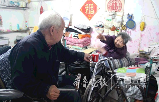 烟台两高位截瘫老人合力写作 稿费捐给贫困生 烟台两高位截瘫老人合力写作 稿费捐给贫困生