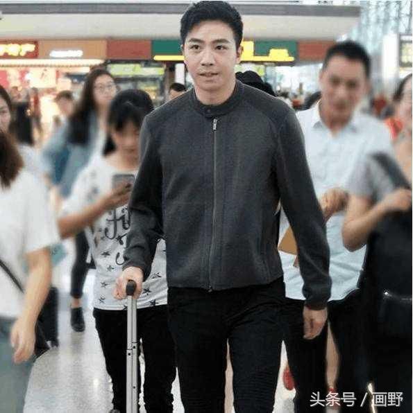 俞灏明现身机场,嘴巴不歪了皮肤也好了很多,颜