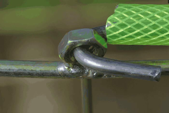 小伙说,他的铁篓子用的是冷拔丝,经冷拔,调直,屈弯,模具定型等多道