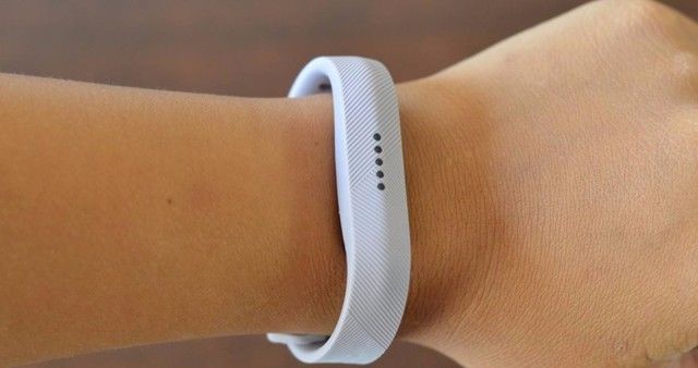 智能手环主体一般采用医用橡胶材质,记忆橡胶材质.