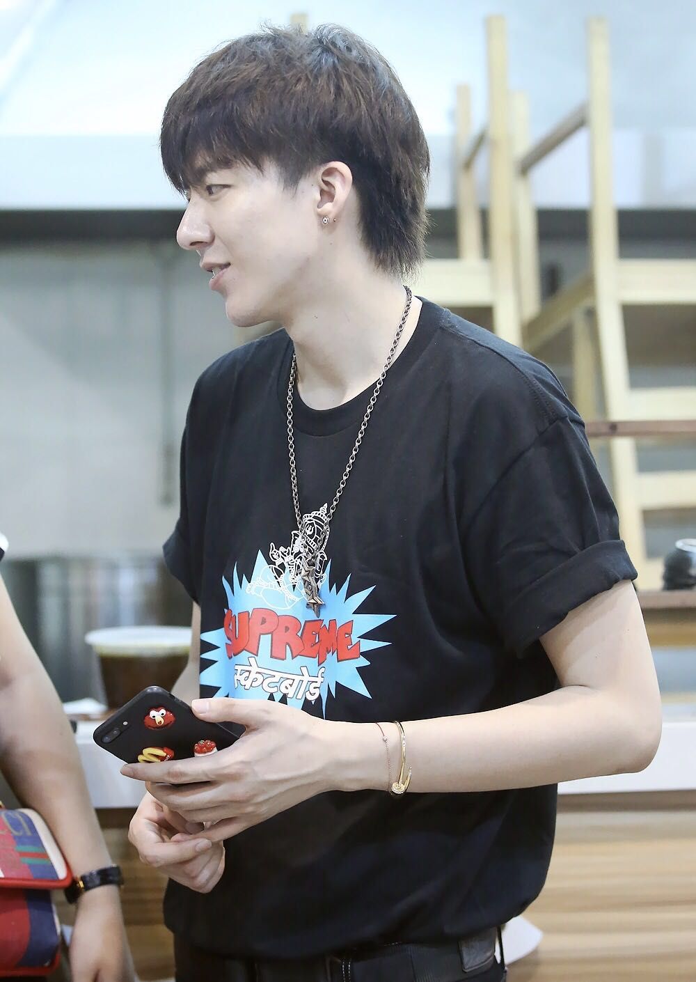 鹿晗新发型鲻鱼头撞网红摩登兄弟宁哥发型,网