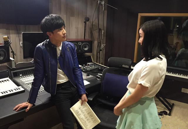 『薛之谦：和平分手，自愿净身出户』因“段子手”走红的薛之谦与前妻高磊鑫相恋多年，于2012年结婚，于2015年9月离婚，薛之谦在微博表示“我们是和平分手，离婚的任何的条件都是我提出并且自愿的，希望大家不要对我的前妻有任何的攻击。”据了解，薛之谦的离婚协议中写道，住宅楼将归女方所有，除此之外薛之谦还将给前妻1000万人民币，于2016年10月前付清。