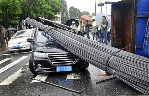 十吨钢筋压车顶竟没变形！这款车却是国产品牌