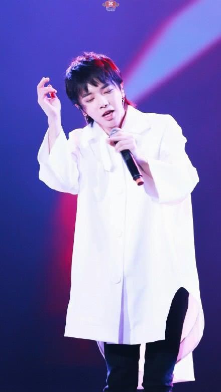 华晨宇微博发出两字让他掉粉,网友:这两个字才