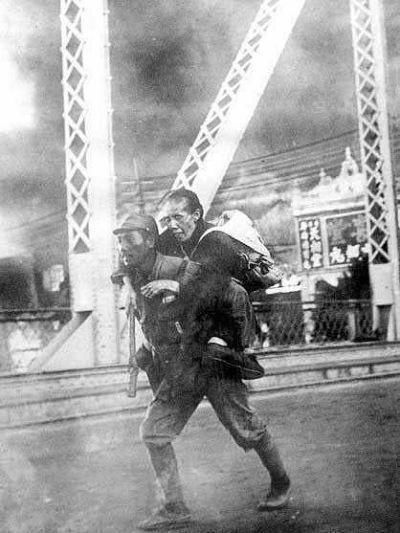 侵华日军拍过的最无耻一张照片,九旬抗战老兵看后,气得浑身发抖