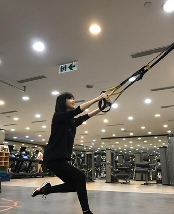 49岁周慧敏晒健身照 一代玉女身材还保持这么好