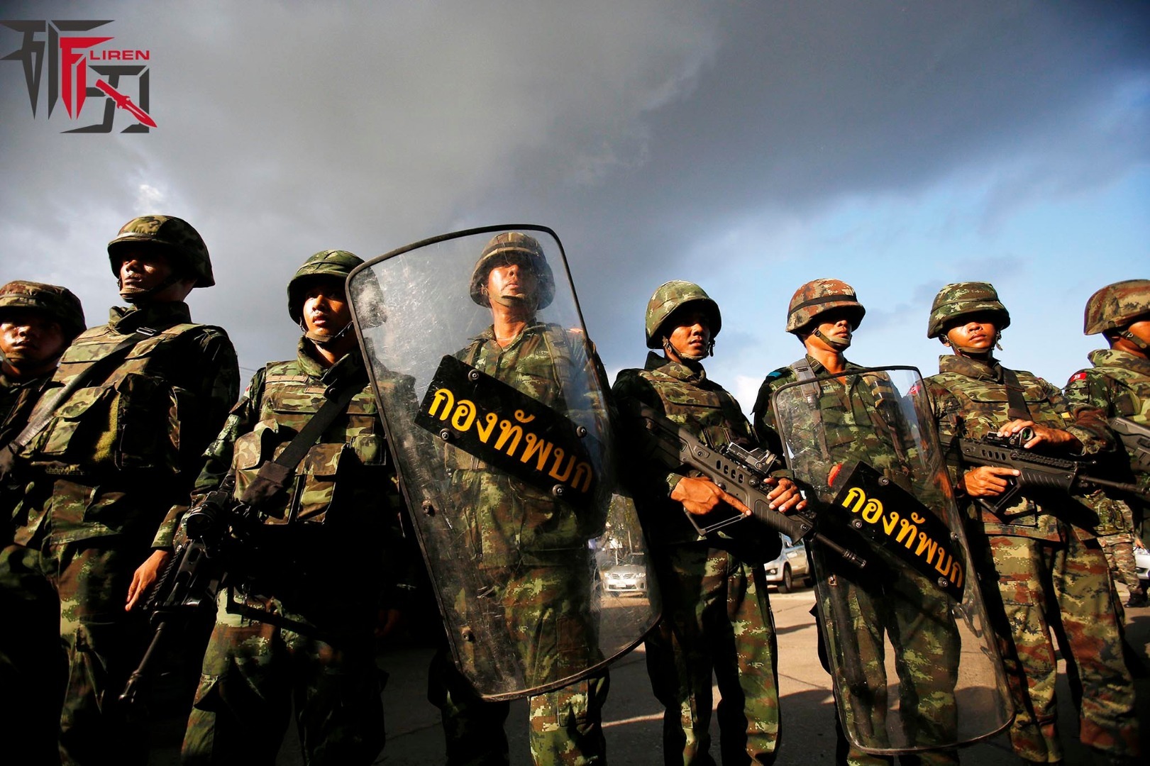 笔者看来，在泰国谁都可以当政，而泰国王的存在阻碍了泰国从王国向现代民族国家的转型进程，当普密蓬病逝后泰国将会更加动荡。目前民众给军政府的打分情况是逐年下滑，而他信仍是泰国最孚民望的政治人物，在农村拥有广大支持群。未来他信派很有可能再次发动反扑，届时泰国的政局也会比历届政变得更加不可收拾。