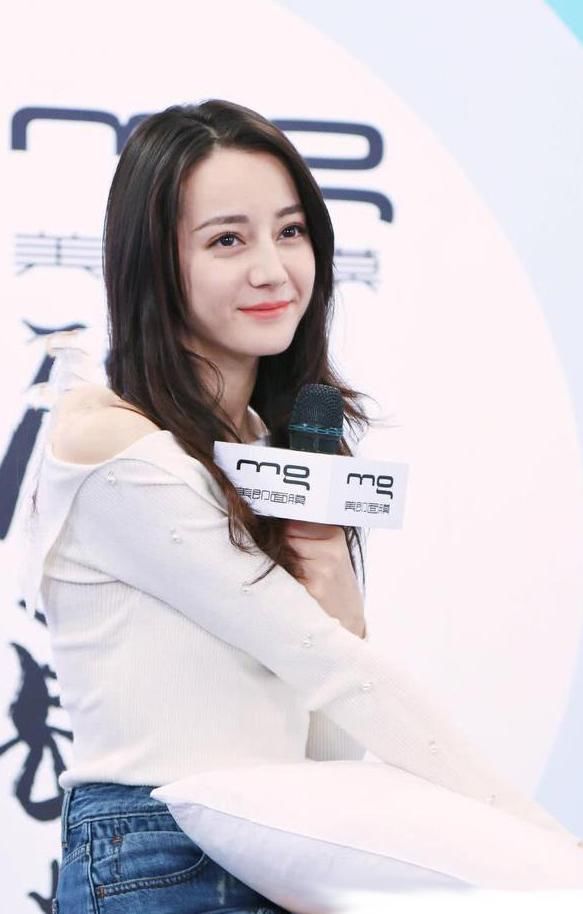 迪丽热巴终于不再穿牛仔裤啦,细长美腿被粉丝