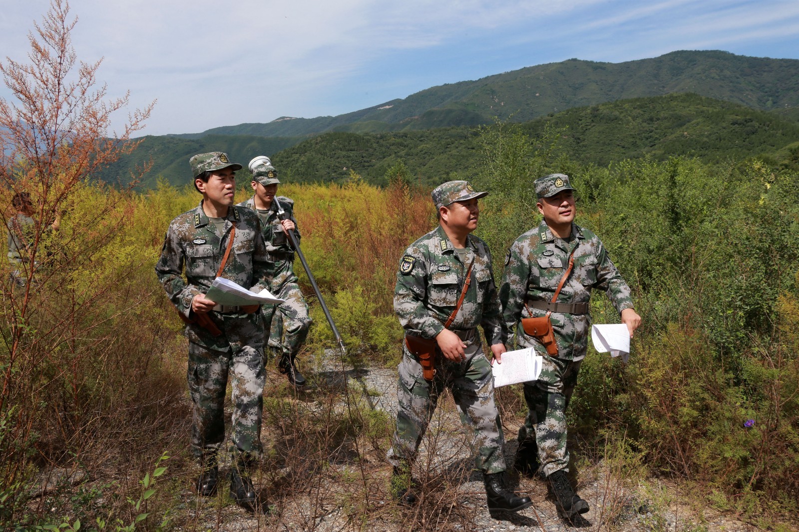 根据情报标绘敌情图,情图,联合反击首长决心图等,及时推送至联指中心