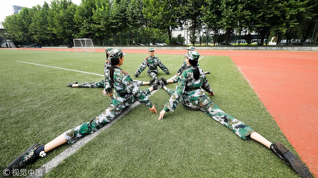 别人家的军训!新生狂炫技 秀"空中一字马"腿长2米8