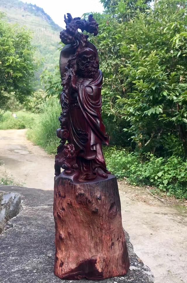 山西土豪花下巨资买下一坨木疙瘩,一刀切开 勃