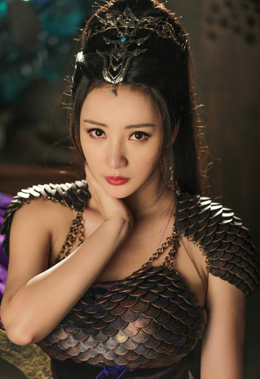 柳岩身着铁鳞软猬甲露玉臂秀蛮腰，上围突出。