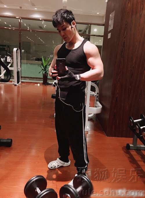 搜索 核心提示:一身硕大肌肉惊呆众人,许绍洋在健身,许绍洋肌肉硕大