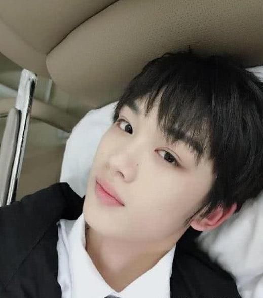 四位00后明星,我信你们一定认识陈立农,最后一