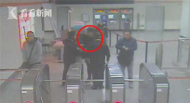 视频|怕上班迟到强闯安检 年轻男子无视劝阻还抱摔安检员 视频|怕上班迟到强闯安检 年轻男子无视劝阻还抱摔安检员