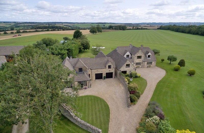 有钱任性!英乡村豪宅配私人飞机跑道售价1309万 有钱任性!英乡村豪宅配私人飞机跑道售价1309万