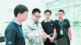 岳巍 和试验较劲的人 岳巍 和试验较劲的人