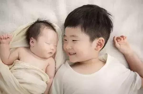 9岁女孩与妹妹争宠退化成婴儿,生二胎不是有钱