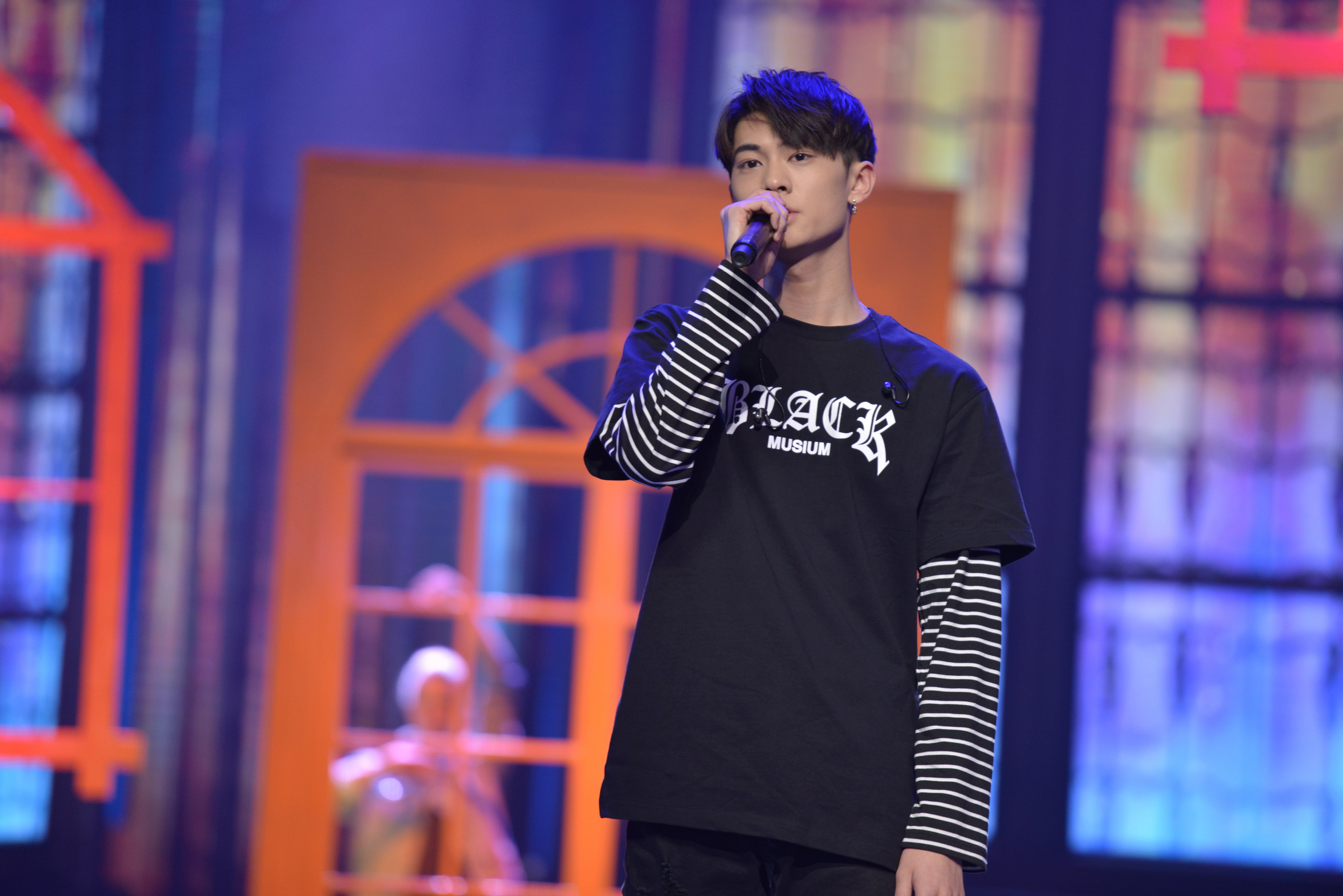 偶像型"跨界歌手"梁译木