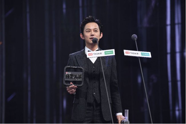 何炅谢娜再攀高峰 获评2017今日头条年度综艺之星