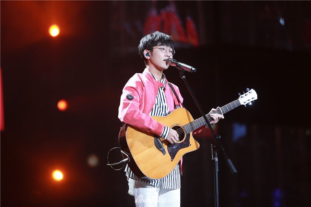 杨幂丸子头少女十足 薛之谦赵英俊现场互扯头发