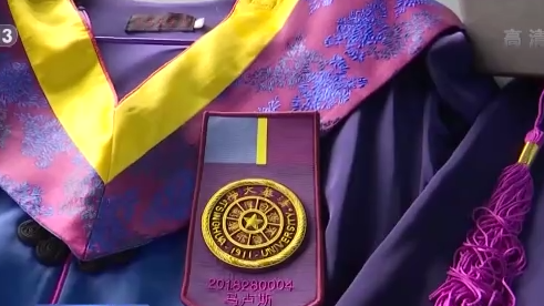 毕业了！独家定制、细节满满，这些学位服有点不一样→