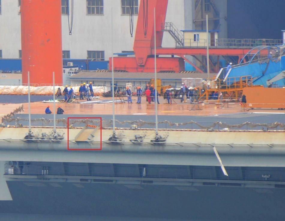 虽然国产航母外形基本与16号“辽宁”舰基本一致，但除了最大区别在舰岛之外，还有部分细节也是不同的。红框内，是舰体前部舷侧设置的一处滑坡，用于紧急状态下抛弃机载弹药。这个设计在美海军航母上常见，但是16号“辽宁”舰却不多见，现在国产航母上也常见了，这就是我们设计团队的进步。