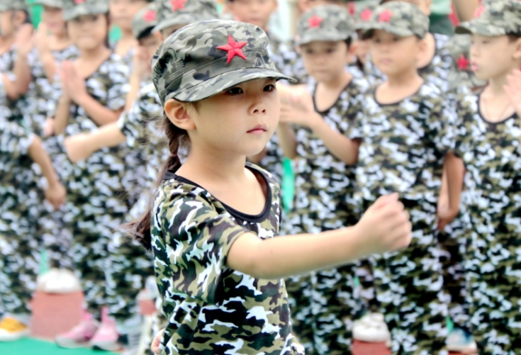 9月25日,长兴县小浦幼儿园“娃娃军校”迎来了一批年仅6岁的“娃娃新兵”。