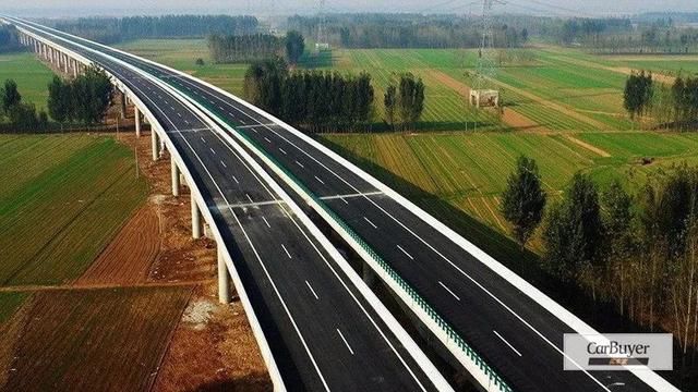 车主在高速公路上正常行驶,行人突然过马路被