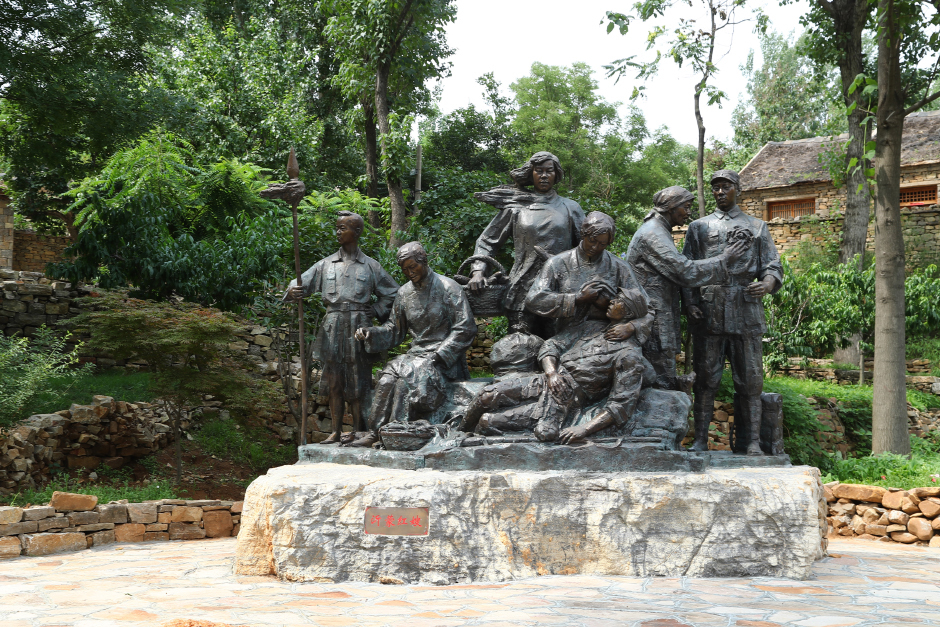 6月24日上午,纪念建党95周年首都网媒沂蒙革命老区行代表团怀着崇敬的心情走进沂蒙山区,追寻红嫂的足迹,聆听那传奇般的感人故事。走近沂蒙红嫂纪念馆,一尊年轻妇女一手搀起伤员,一手掀开衣角用乳汁救护的铜像,深深地震撼着每一位代表团成员。大众网记者 王长坤 摄