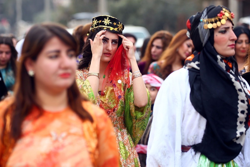 战火难挡爱美之心!美女库尔德时装秀上自拍忙