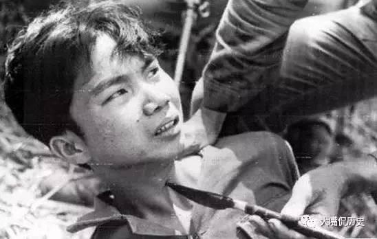 触目惊心的越战黑镜头:南越士兵残酷虐待越共俘虏(老照片图集)