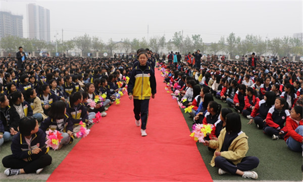 滑县产业集聚区英民中学召开2019年学雷锋总