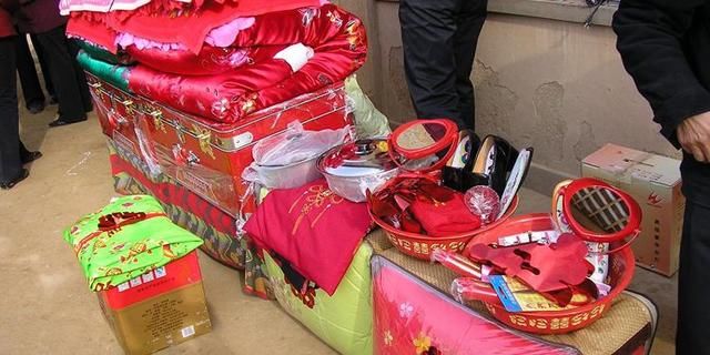 未婚先孕,婆家不给彩礼还要陪嫁,婚后吵架我一