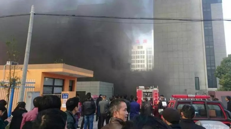 浙江海宁一沙发厂起火 顿时浓烟四起